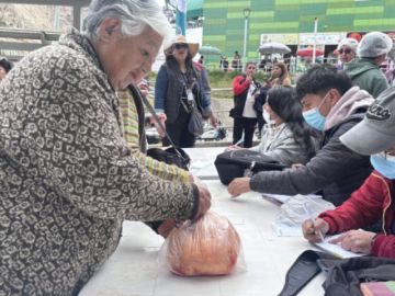 Emapa despliega venta masiva de pollo y refuerza abastecimiento en La Paz