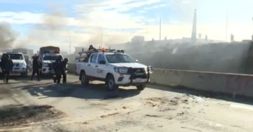 Ataques y bloqueos persisten en la ruta La Paz–Oruro pese a avance del corredor humanitario
