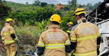 Al menos ocho muertos tras el choque e incendio de un autobús y un camión en Brasil