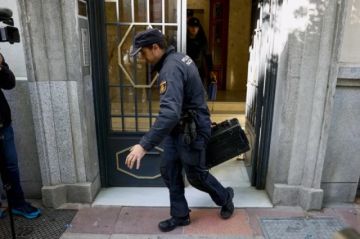 Numerosas joyas, discos duros y documentos de empresas en la caja fuerte de Zapatero
