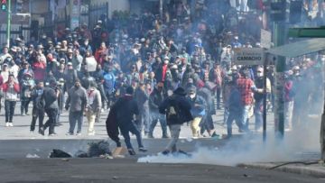 Marchistas y policías vuelven a chocar en el centro de La Paz