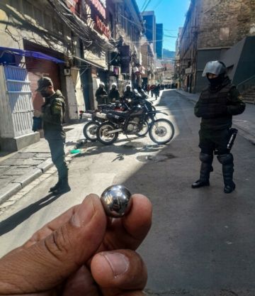 Policía Boliviana en La Paz denuncia que manifestantes usan petardos adulterados 