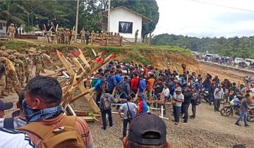 Grupo de cocaleros ingresa a un cuartel de Villa Tunari