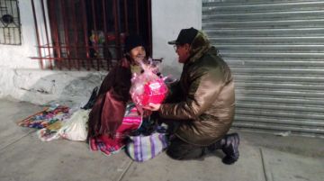 Policía se arrodilla ante madres trabajadoras de Potosí 