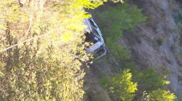 Un minibús cae 500 metros al barranco y dos personas pierden la vida