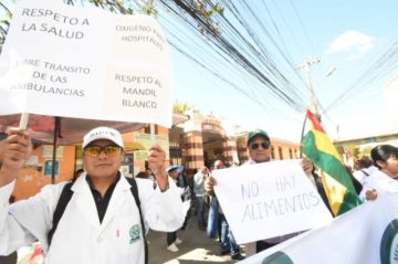 Médicos marchan en La Paz y exigen pausa humanitaria ante crisis en hospitales
