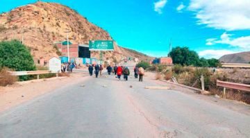 Potosí vive asfixia vial con  decenas de autos retenidos  en varias rutas troncales