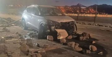 Un vehículo se accidenta por escombros de bloqueos en la autopista La Paz - El Alto