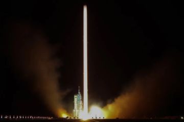 Los astronautas de la misión china Shenzhou-21 vuelven a la Tierra tras 210 días en órbita