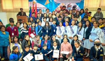 Entregan las credenciales a representantes estudiantiles