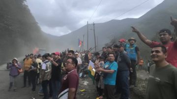 Mineros, autoridades y vecinos desbloquean la ruta a los Yungas