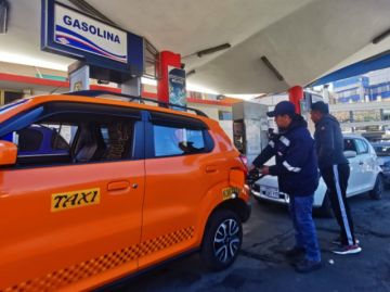 YPFB reporta que despacha 1.100 metros cúbicos de gasolina especial para La Paz y El Alto