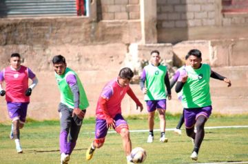 El técnico Flavio Torres fortalece el trato del balón y la definición en Real Potosí