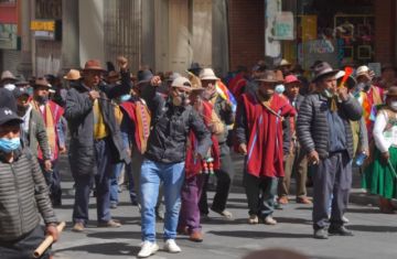 Campesinos y mineros insisten en la renuncia de Paz