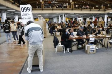 Colombia cierra los colegios electorales y empieza el conteo de los votos para presidente
