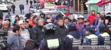Choferes que esperaban abastecerse de gasolina irrumpen en una actividad de la Alcaldía de La Paz