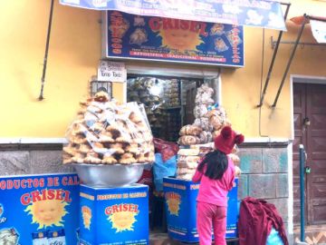 El fin de semana, las tiendas ya mostraban su oferta de repostería tradicional.
