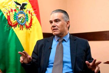 Renuncian dos ministros  clave en plena crisis social