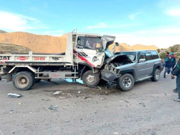 Choque entre volqueta y vagoneta deja cuatro heridos en vía Potosí–Porco