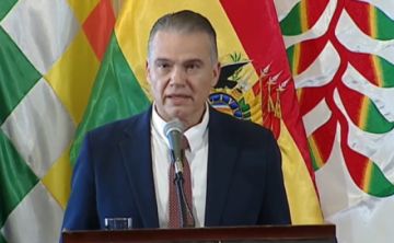 Rodrigo Paz posesiona a Ernesto Justiniano como ministro de Defensa