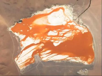 La Laguna Colorada  resalta en foto captada  por la NASA