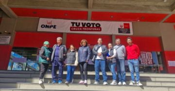 Peruanos en Bolivia acuden a las urnas en medio de bloqueos y dificultades de movilidad