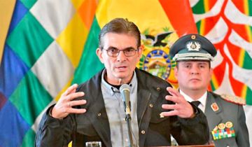 Paz dice que se busca destruir la democracia