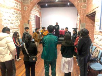 Imparten charlas a alumnos para el Cuenta Leyendas