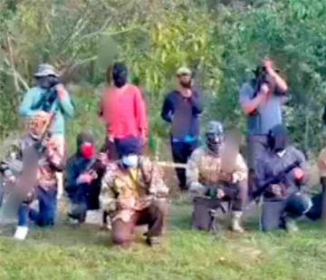 Grupo armado amenaza a los policías y militares