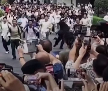 Miles de estudiantes chinos corren por la calles de Beijín tras rendir el exámen de ingreso a la universidad