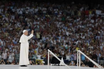 El papa saludó a Bad Bunny y a su familia en el Santiago Bernabéu