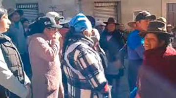 Denuncian que “pagados y obligados” realizan los bloqueos de caminos