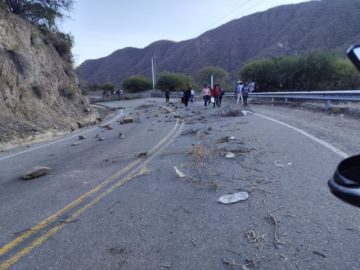 Bloqueadores dictan cuarto intermedio en la ruta Sucre - Cochabamba