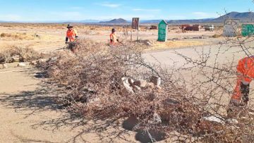 DESBLOQUEO. Funcionarios de la ABC limpiando la ruta entre Cuchu Ingenio y Camargo.