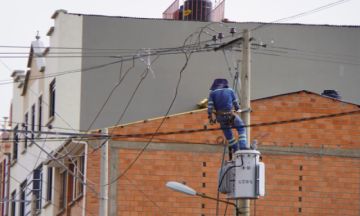 Vehículo daña red eléctrica y provoca cortes de luz en algunas zonas de La Paz