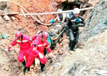 Bomberos rescatan un cuerpo de una bocamina.