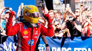 Hamilton hace historia y conquista Barcelona