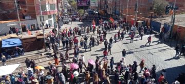 Miles de personas se movilizan contra los bloqueos en Potosí