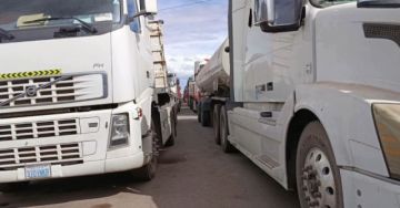 Transporte pesado se declara en emergencia y exige alivio por multas tras 46 días de bloqueos