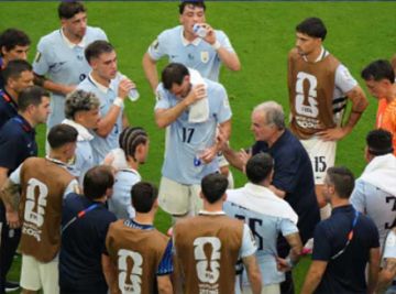 Una charla de los uruguayos en el descanso de hidratación.