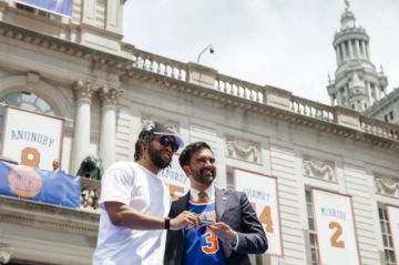 El alcalde de New York Mamdani se une a la celebración de los Knicks