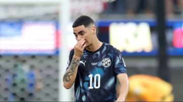 Almirón, primer sancionado por la nueva regla de la FIFA