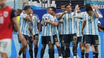 Messi agranda su leyenda y Argentina reserva plaza en dieciseisavos