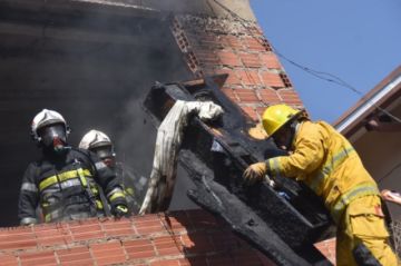 Cochabamba: Incendio arrasa con una una vivienda en la zona sur
