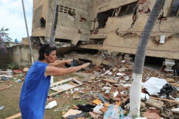 La venezolana que duerme afuera de su casa destruida a la espera de que rescaten a su hijo