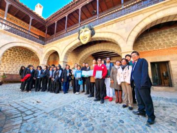 Ganadores e invitados posaron en el primer patio.