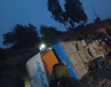 Sucre: Dos fallecidos y al menos 20 heridos deja vuelco de bus en Tarabuco
