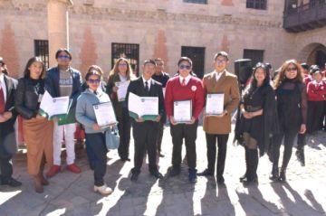 Los ganadores recibieron, cada uno, una media beca de estudio en la Universidad Privada Domingo Savio.