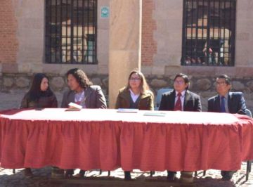 Autoridades e invitados en la testera.