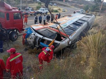 Sucre: Vuelco de bus en Tarabuco deja dos fallecidos y más de 20 heridos